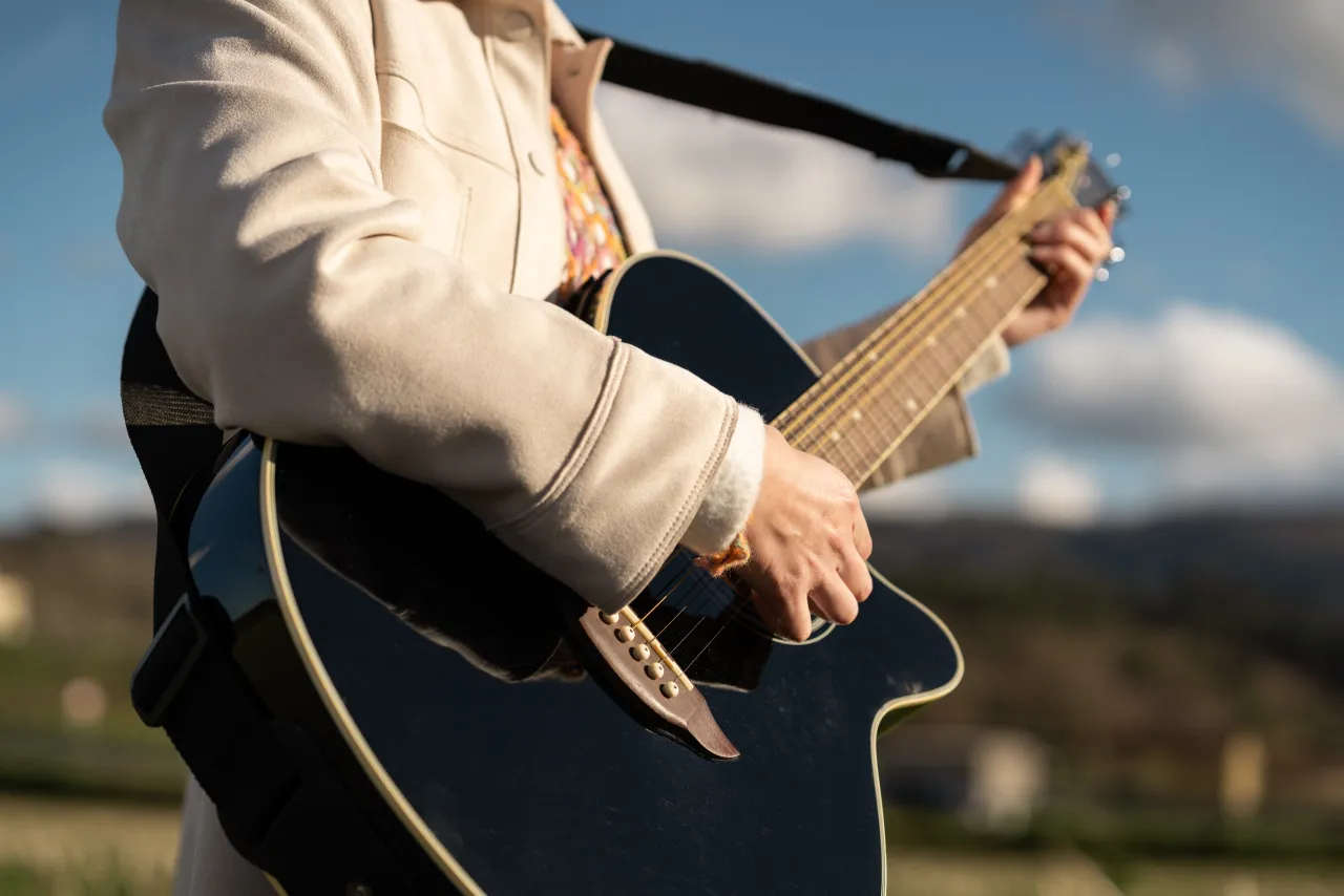 Detalle de una guitarra acústica. Imagen editorial.